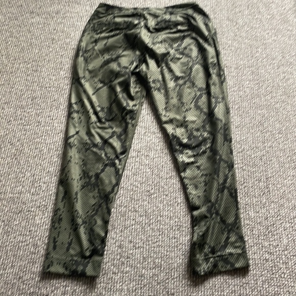 Lululemon pixel Camo pant Sz 4 - Picture 3 of 6